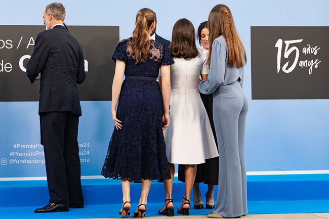 Ο βασιλιάς Felipe και η βασίλισσα Letizia με τις κόρες τους.