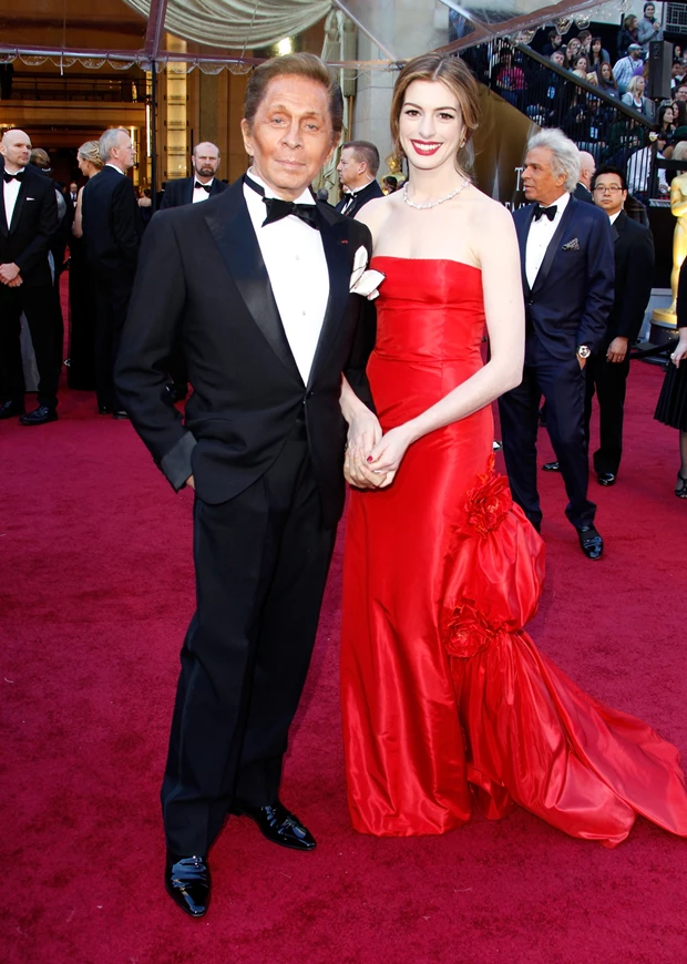 H Anne Hathaway με τον Valentino Garavani στα βραβεία Oscars 2011.