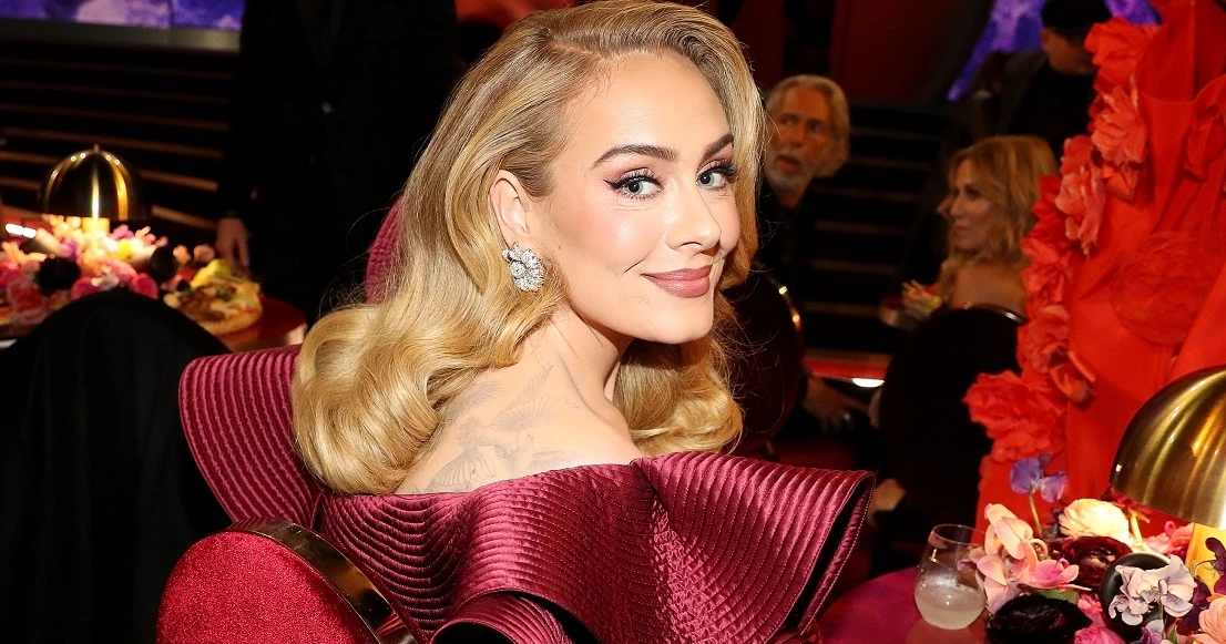 Adele | Η ξεκαρδιστική στιγμή που ξέχασε στίχους από τραγούδι της πάνω στη σκηνή