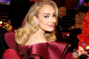 Adele | Η ξεκαρδιστική στιγμή που ξέχασε στίχους από τραγούδι της πάνω στη σκηνή