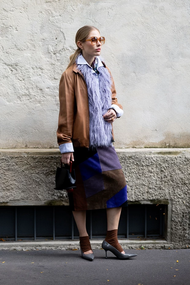 Look με patchwork σουέτ φούστα στο Παρίσι