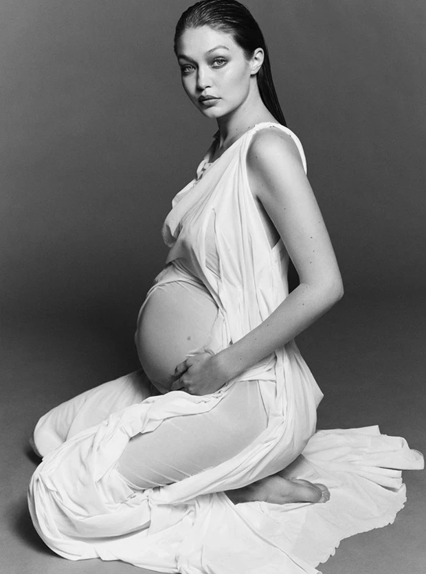 Η έγκυος Gigi Hadid με Wet look της DiPetsa