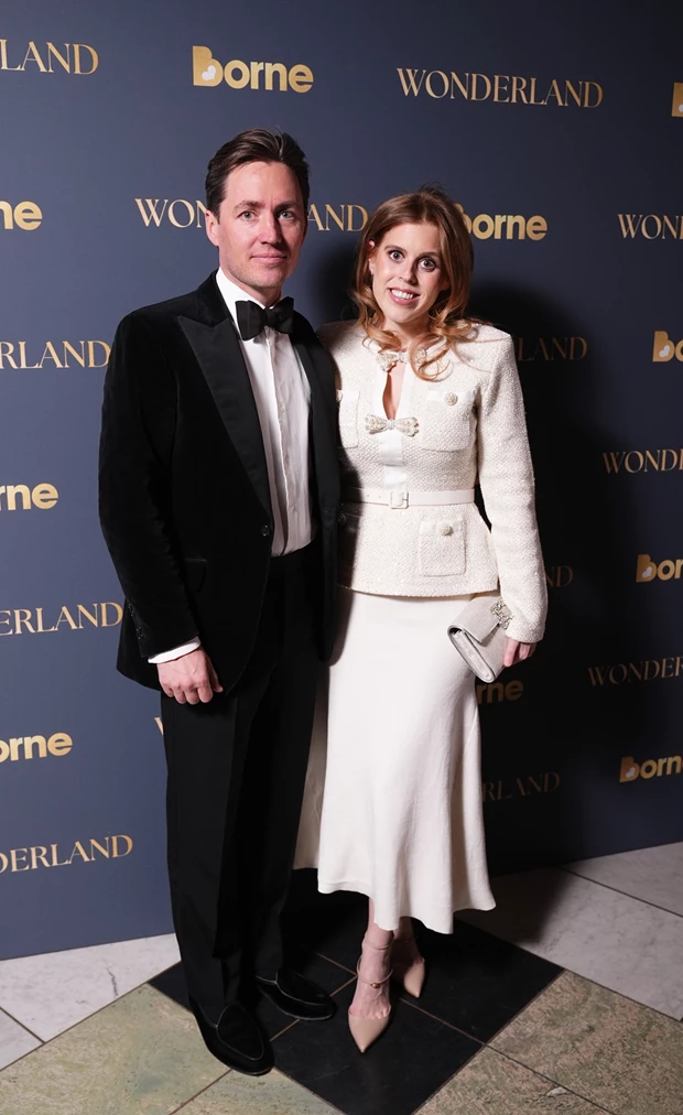 Η πριγκίπισσα Βεατρίκη στην πρώτη της εμφάνιση μετά τη γέννηση της κόρης της Αθηνάς δίπλα στον σύζυγό της, Edoardo Mapelli Mozzi