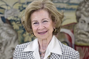 Η βασίλισσα Σοφία στην καλύτερη εμφάνισή της για το 2025 με τουίντ κοστούμι και τα αγαπημένα της μαργαριτάρια