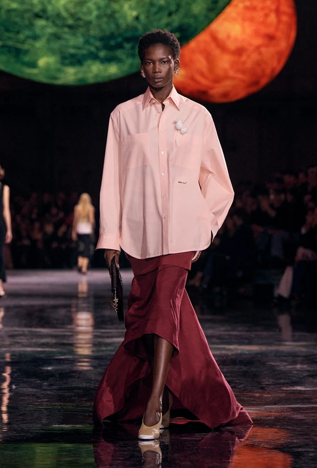 Look από τη συλλογή Chanel Spring/Summer 2026 με διάφανη dusty pink μπλούζα και μπορντό φούστα