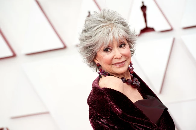 Rita Moreno | Ο βιασμός της στα 16 και η σκηνή στο West Side Story που την έκανε να βιώσει την ίδια φρίκη