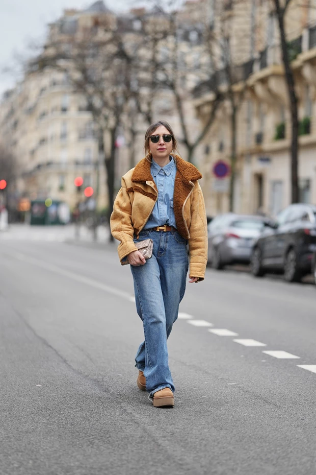 Γυναίκα με total denim look, μπλε τζιν παντελόνι σε ίσια γραμμή, τζιν πουκάμισο και κοντό jacket shearling.