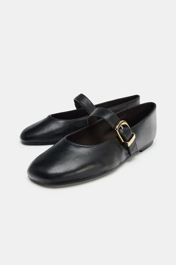 Δερμάτινες μπαλαρίνες με αγκράφα, Zara.