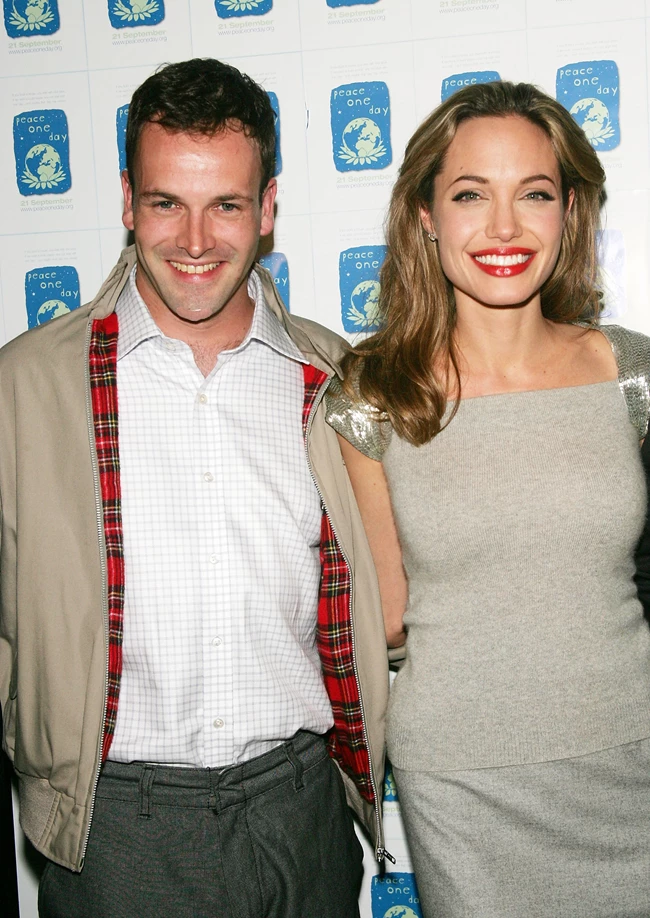 Η Angelina Jolie και ο Jonny Lee Miller το 2005