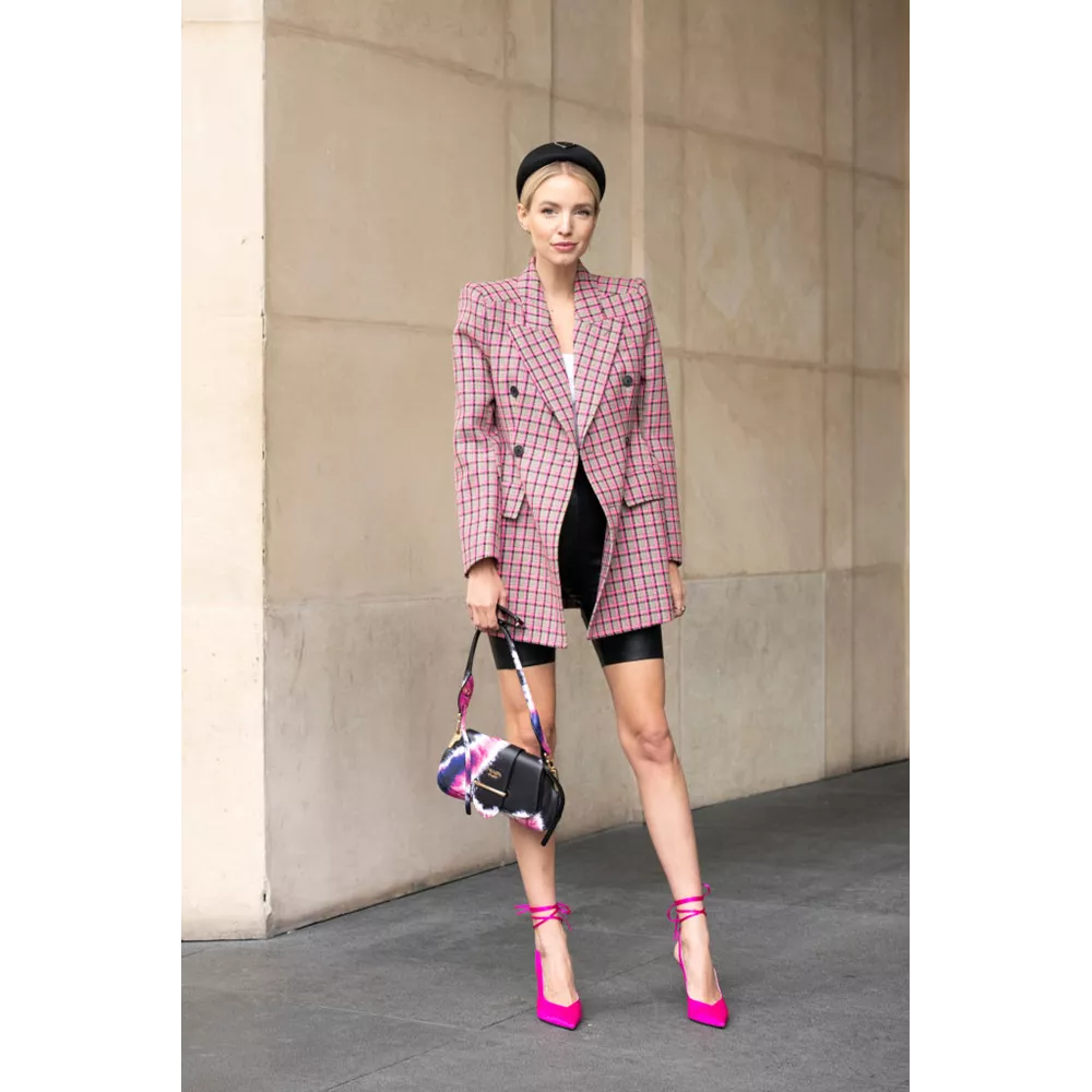 Με καρό σακάκι + ankle tie γόβες