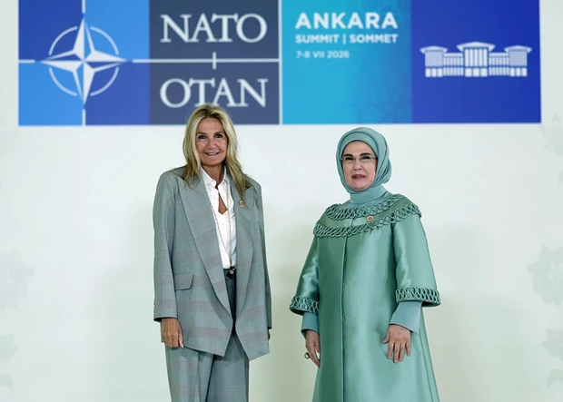 Η Μαρέβα Μητσοτάκη με κολιέ που είναι τάση και γκρι κοστούμι στη Σύνοδο του ΝΑΤΟ