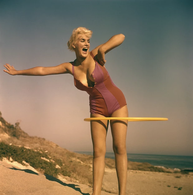 Το παιχνίδι από τα παλιά που επιστρέφει ως τάση γυμναστικής και βοηθά να κάψουμε έως και 165 θερμίδες σε 30'