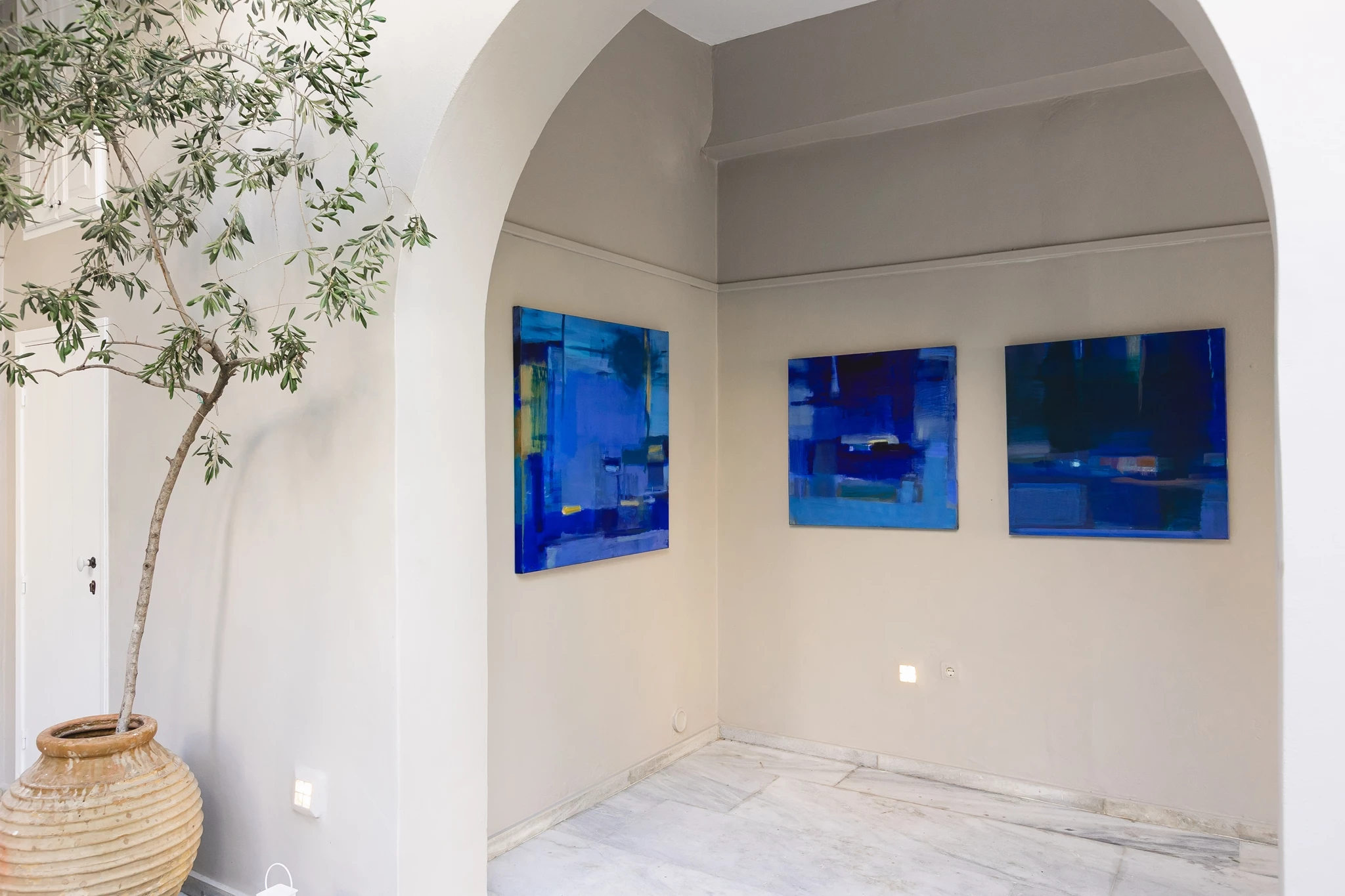 Ο Ενδιάμεσος Χώρος | Η νέα έκθεση του Γιάννη Αδαμάκου παρουσιάζεται στον Πόρο