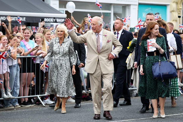 Οι ασυνήθιστες ταξιδιωτικές απαιτήσεις του βασιλιά Καρόλου | Απαιτεί να φέρνει μαζί του ολόκληρο το υπνοδωμάτιό του