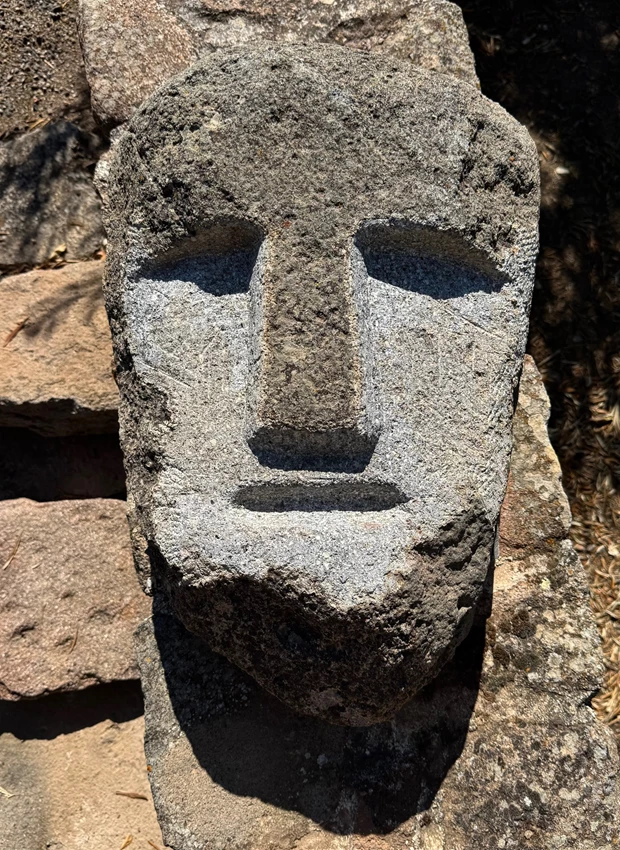 Astraios (2025), Πεντελικό μάρμαρο