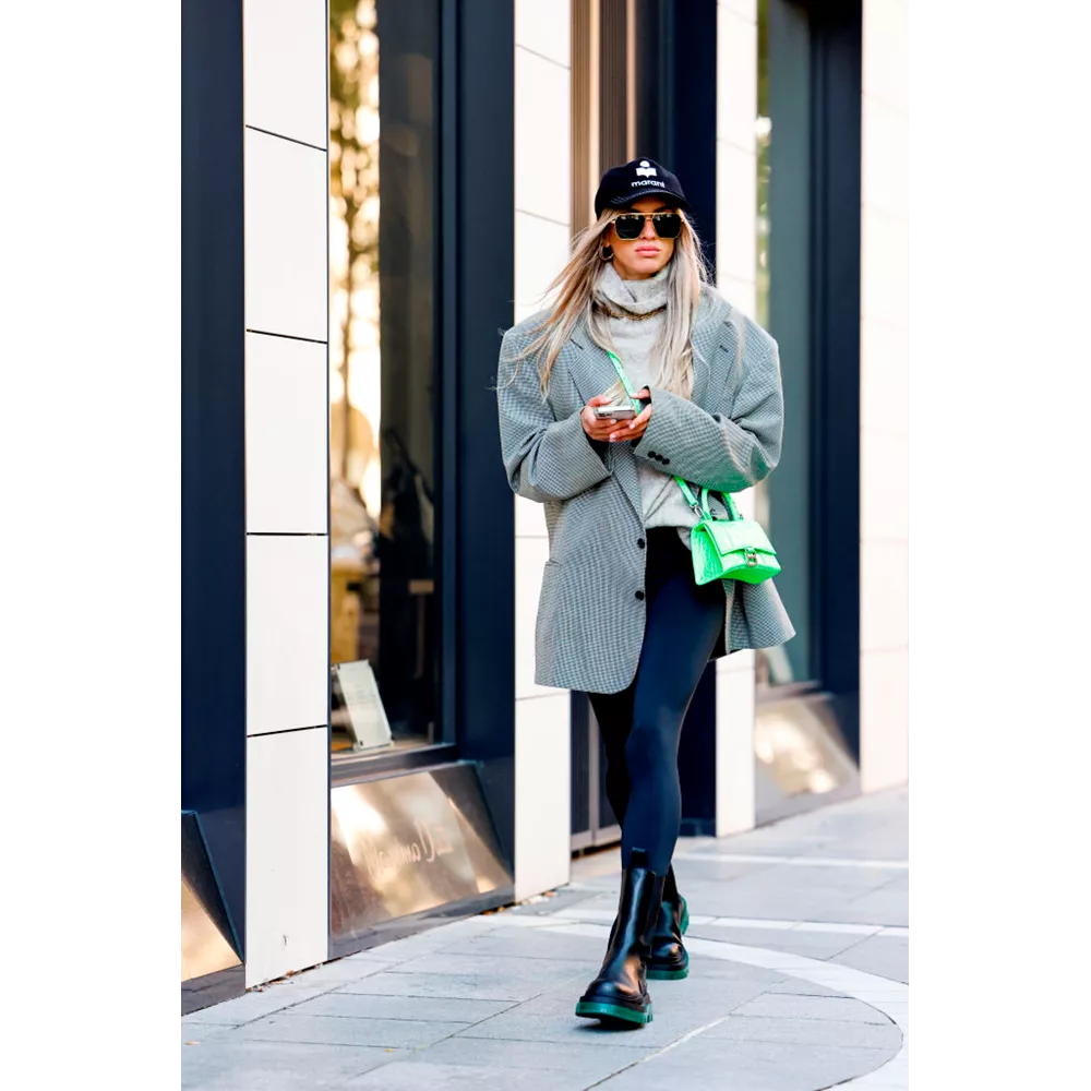 Με oversized σακάκι & chunky boots