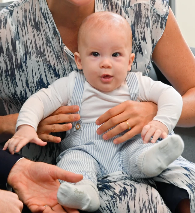 Είναι απίστευτο το πόσο μοιάζει ο μικρός Archie με τον Πρίγκιπα Harry μωρό
