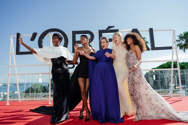 Θηλυκή συμμαχία | Η πρέσβειρα της L’Oréal Paris, Elle Fanning, μιλά αποκλειστικά στο Harper's Bazaar Greece