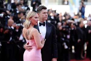 Scarlett Johansson | Παραδίδει μαθήματα γυναικείας ενδυνάμωσης στηρίζοντας την επιλογή της Pamela Anderson