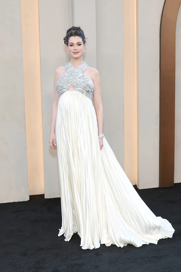 Η Anne Hathaway με αρχαιοελληνικό φόρεμα Prada στην πρεμιέρα της Οδύσσειας