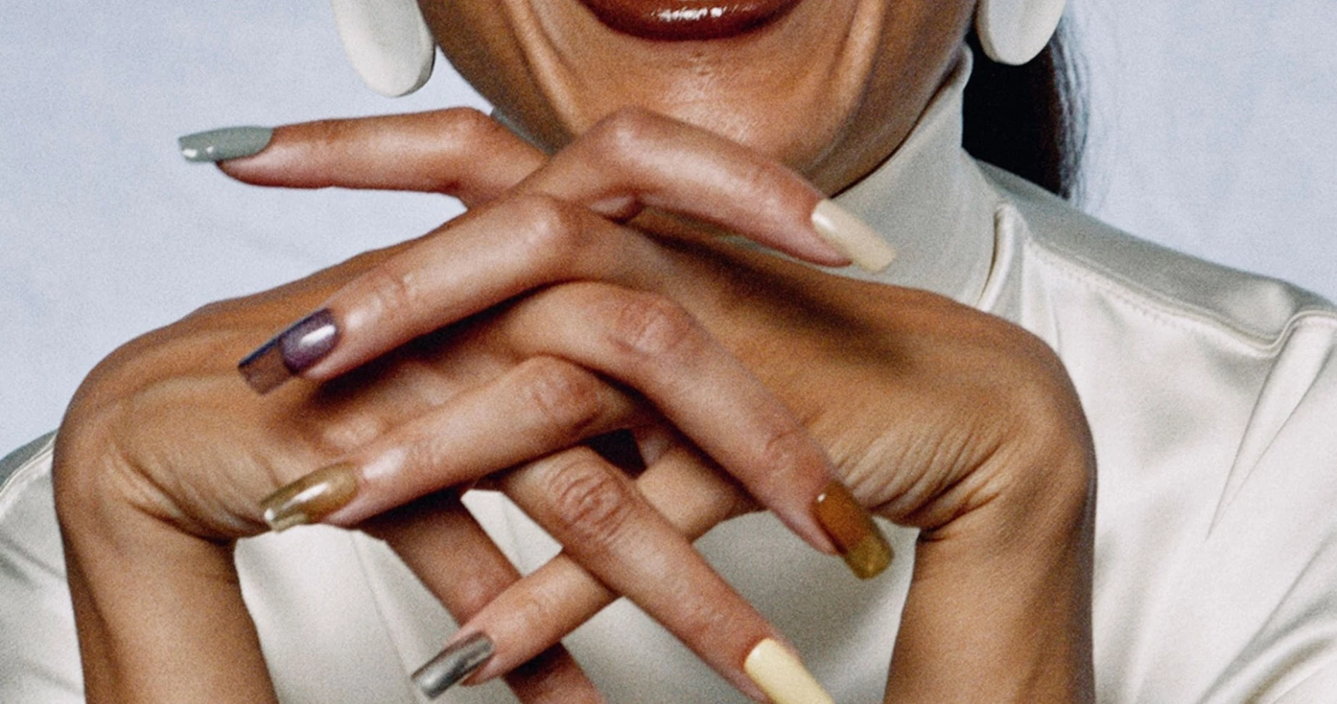 Emma Stone | Το μανικιούρ της είναι η απόδειξη πως το μπορντό χρώμα είναι η απόλυτη επιλογή για το φθινόπωρο