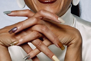 Emma Stone | Το μανικιούρ της είναι η απόδειξη πως το μπορντό χρώμα είναι η απόλυτη επιλογή για το φθινόπωρο