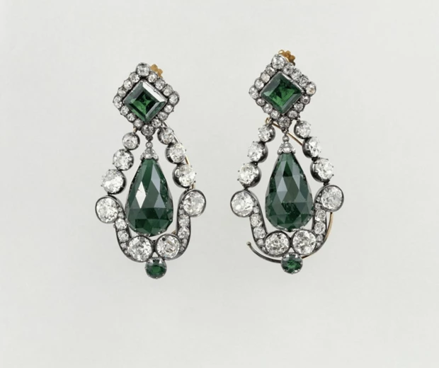 Η ιστορία πίσω από τις δύο τιάρες και τα πολύτιμα κοσμήματα που εκπλάπησαν από το Μουσείο του Λούβρου