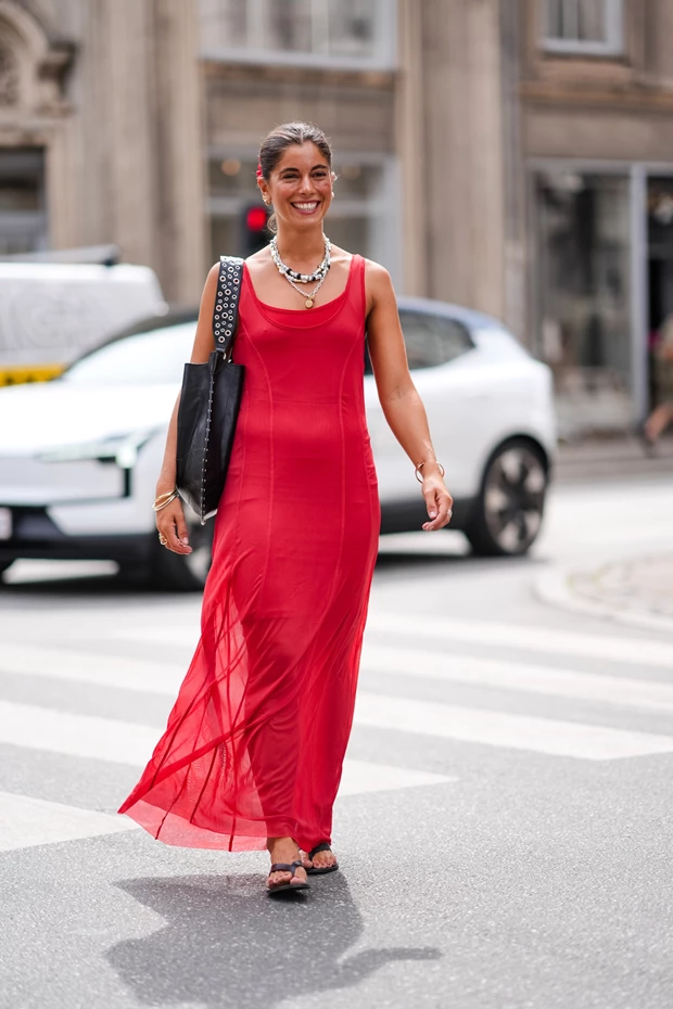 Street style looks με κόκκινο φόρεμα και flip flops