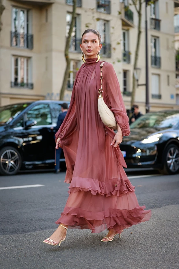 Dusty pink μάξι φόρεμα με βολάν, street style Παρίσι.