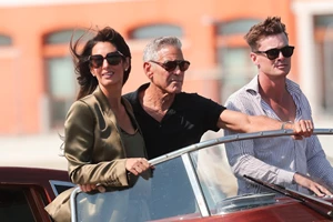 Amal Clooney | Εκθαμβωτική εμφάνιση στη Βενετία με "blurred brown" μαλλιά δια χειρός Δημήτρη Γιαννέτου