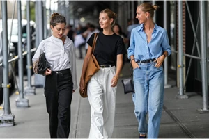 Πέντε τρόποι για να φορέσετε το πιο δημοφιλές παντελόνι της άνοιξης