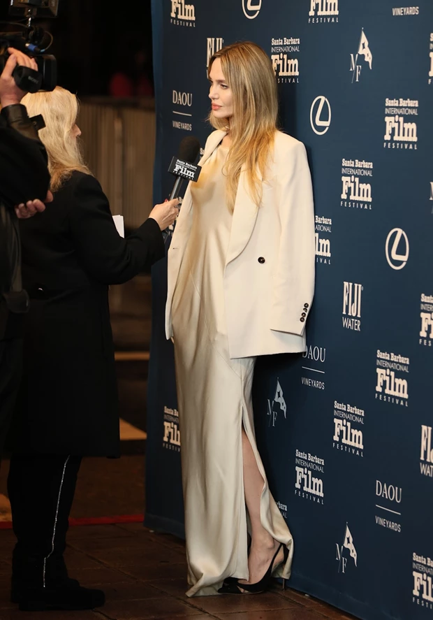 Η Angelina Jolie με off white φόρεμα στο Διεθνές Φεστιβάλ Κινηματογράφου της Σάντα Μπάρμπαρα