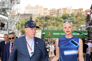 Πριγκίπισσα Charlene – Πρίγκιπας Αλβέρτος | Απαντούν στις φήμες περί προβλημάτων στον γάμο τους με ένα τρυφερό φιλί