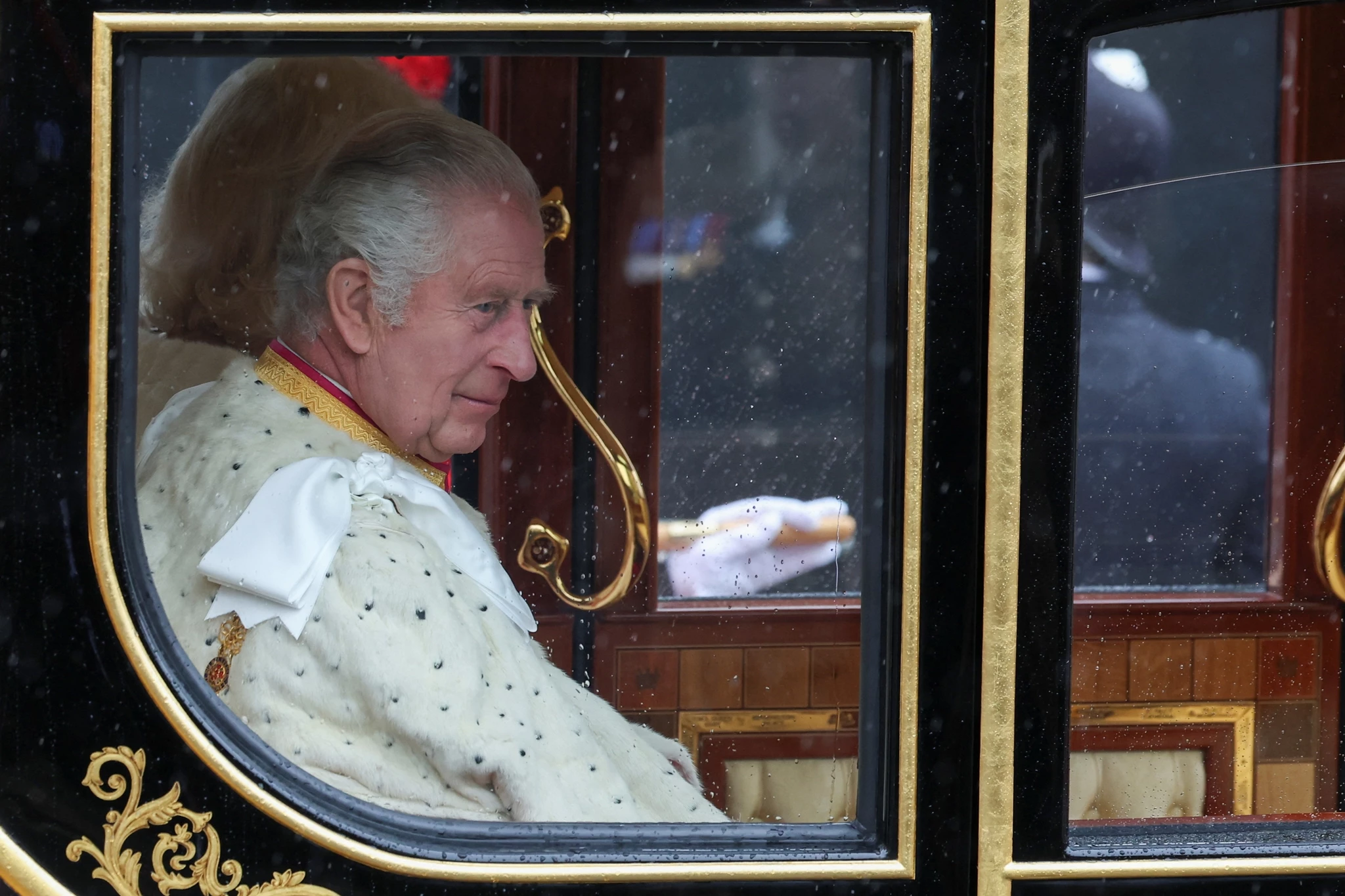 Στέψη βασιλιά Καρόλου | Το viral βίντεο με τη Zara Tindall που αποκοιμιέται κατά τη διάρκεια της τελετής