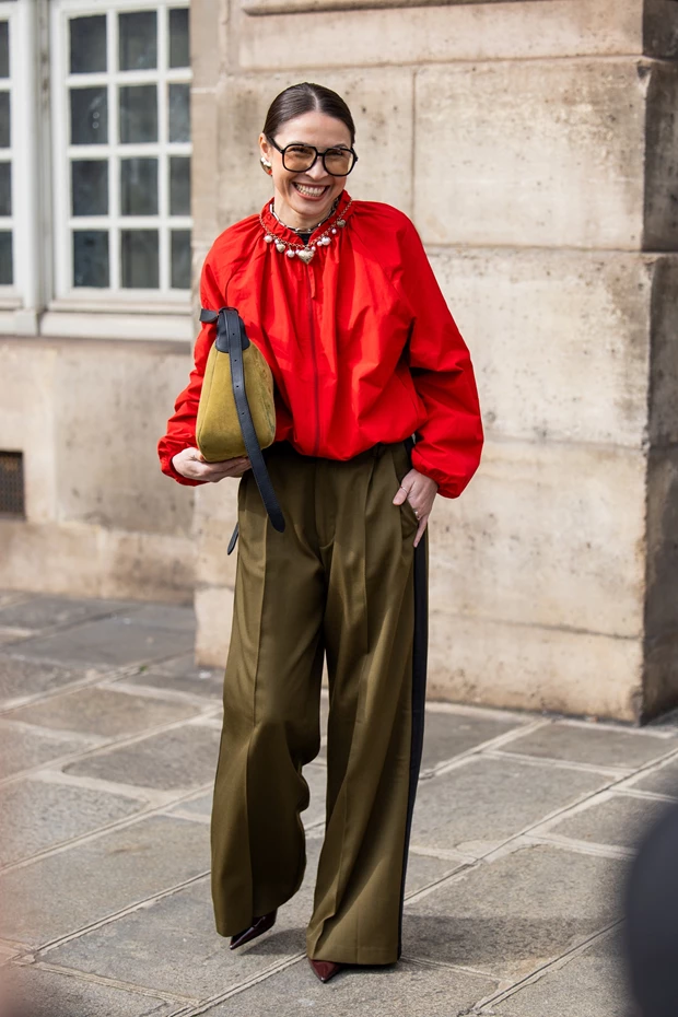 Street style άνοιξη 2026 με κόκκινο jacket και χακί παντελόνι σε κομψό color blocking look