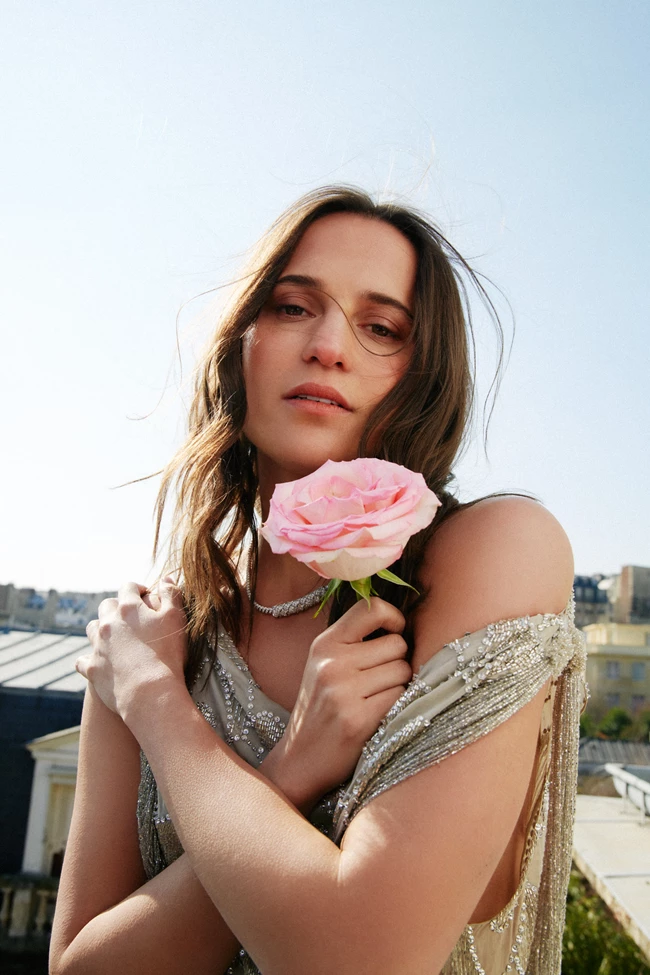 H Alicia Vikander είναι το cover girl του νέου Harper’s Bazaar Greece