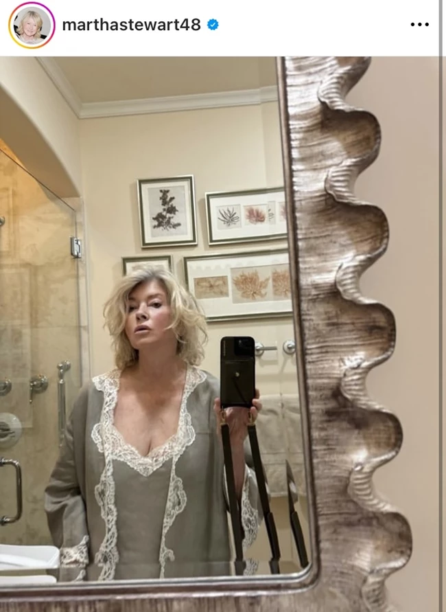 Martha Stewart | Φωτογραφίζεται στο μπάνιο της με ένα σατέν νυχτικό
