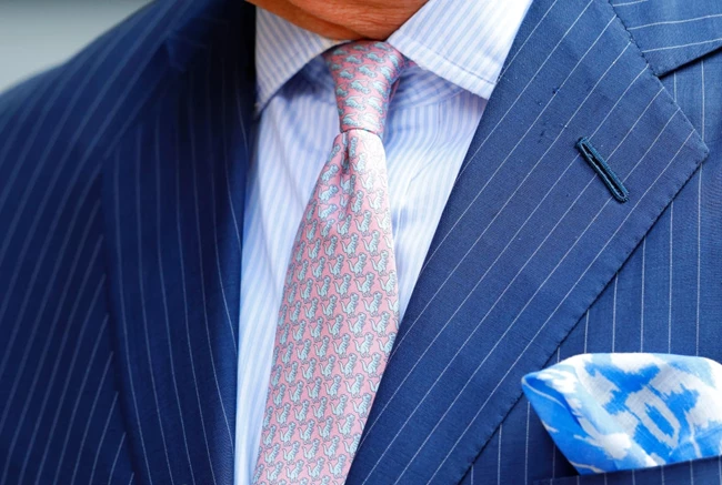 Βασιλιάς Κάρολος | Η λεπτομέρεια στη γραβάτα του που πρόσεξε μέχρι και το βρετανικό Μουσείο Φυσικής Ιστορίας