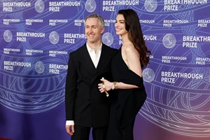 H Anne Hathaway με μια εμφάνιση μακριά από το ...The Devil Wears Prada | To science-fashion look στο κόκκινο χαλί