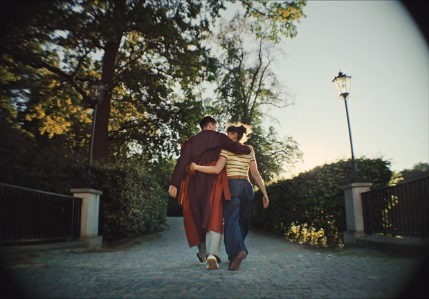 Στιγμιότυπο από τη νέα καμπάνια της Answear