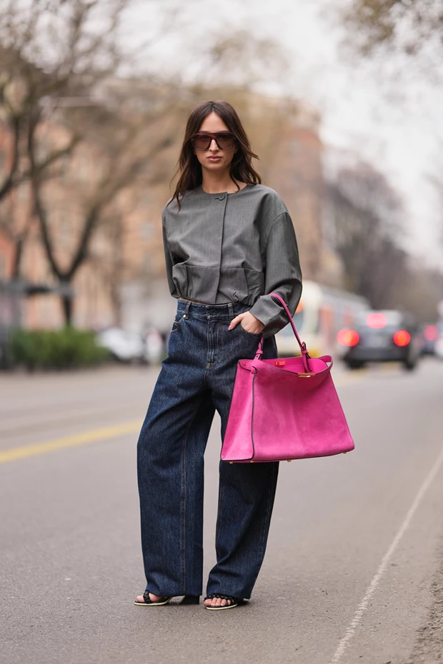 Street style εμφάνιση με γκρι πουκάμισο, wide leg παντελόνι και ροζ σουέντ τσάντα oversized.