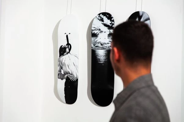 Έργα των Banksy, Hirst, Condo και Koons σε μια ενδιαφέρουσα έκθεση στη Μύκονο