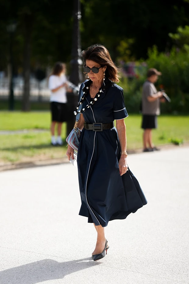 Εβδομάδα Μόδας Παρίσι γυναίκα με navy blue shirt dress
