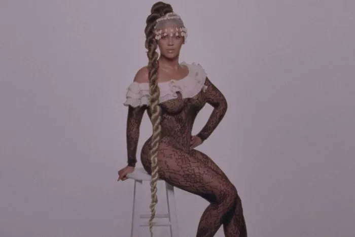 Over the top twist με εντυπωσιακό head piece
