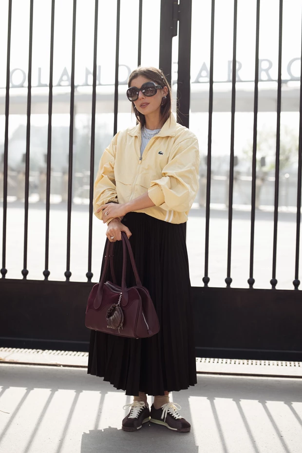 Μεταξύ λιακάδας και ξαφνικής μπόρας | Πώς να ντυθείτε το Πάσχα για να παραμείνετε κομψές στον άστατο καιρό