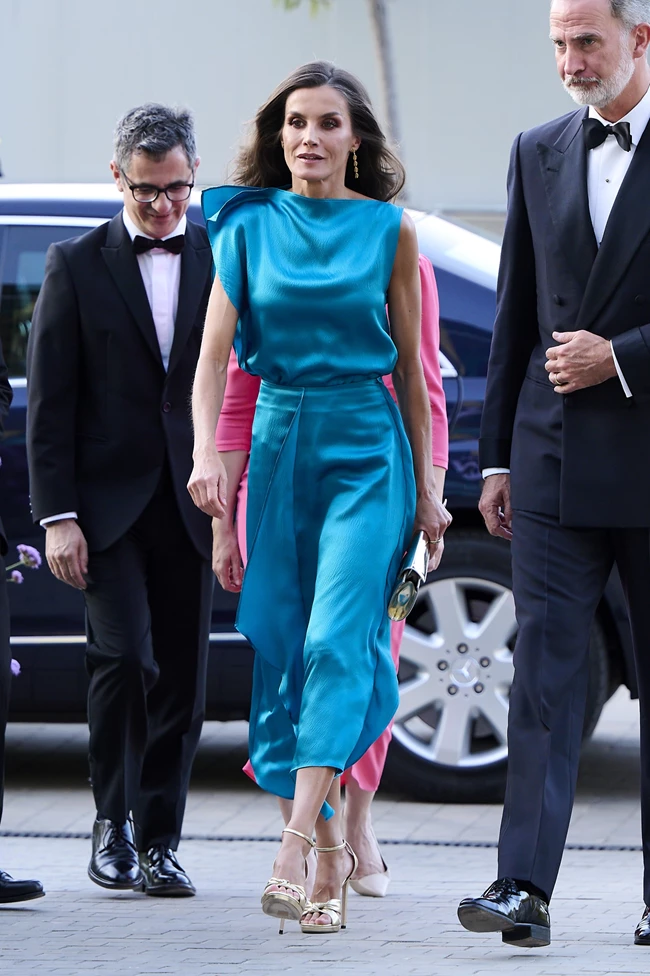 Βασίλισσα Letizia | Με μπλε σατέν φόρεμα σε τελετή βραβείων στη Μαδρίτη