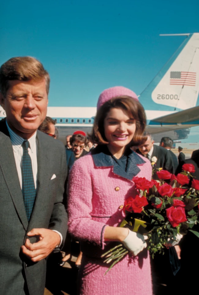 Η άγνωστη ιστορία του ροζ ταγέρ που φορούσε η Jackie την ημέρα της δολοφονίας του JFK