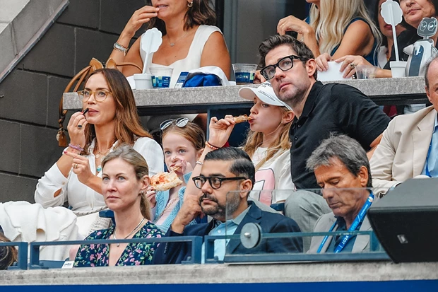 Emily Blunt |  H ομοιότητα με τις κόρες της στην σπάνια οικογενειακή έξοδο