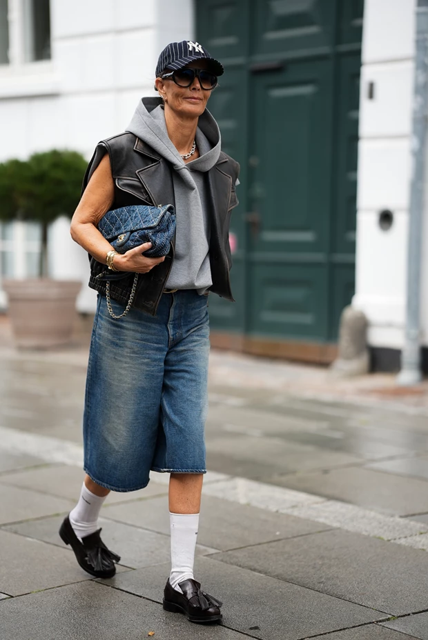 STREET STYLE LOOK: Μεταβατικο στιλ με τζιν βερμούδα, hoodie και loafers