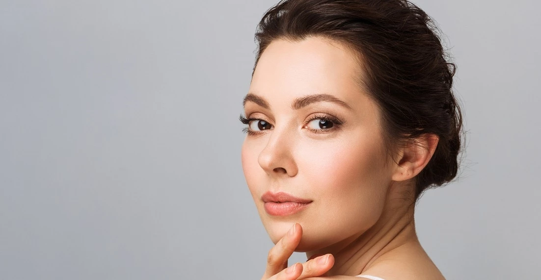 3 συνήθειες που πρέπει να σταματήσετε σήμερα για να έχετε νεανική επιδερμίδα μετά τα 50